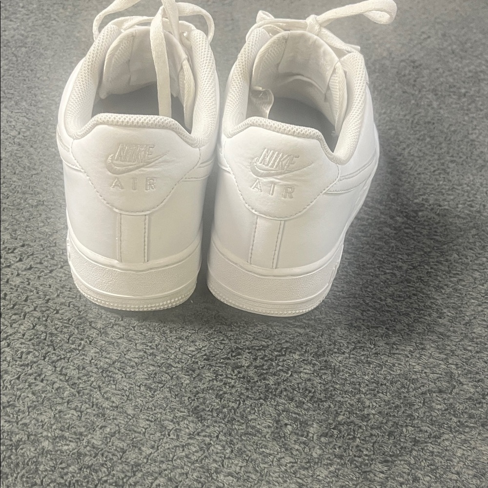 Nike Men's White Athletic Shoes - Picture 4 of 8